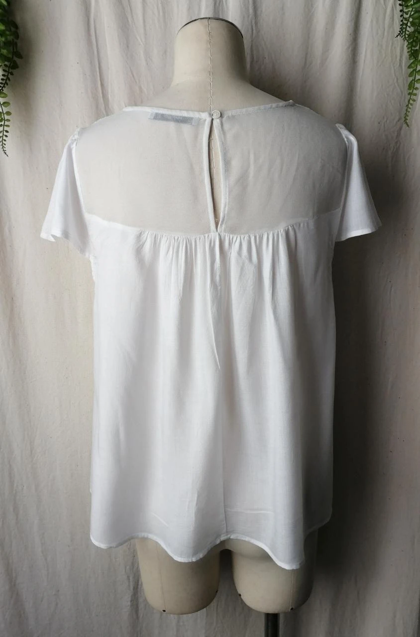 Blusa romántica blanca con plastrón de ganchillo y espalda caída "Mango" – photo 4